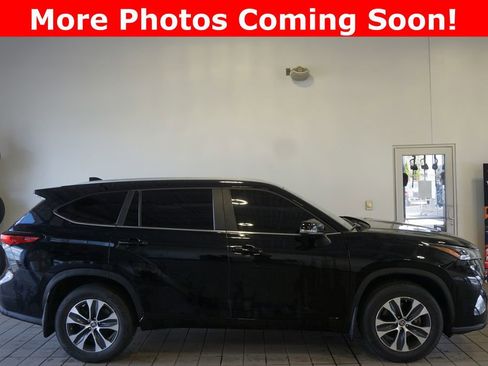 Used 2023 Toyota Highlander XLE AWD/4WD image 2