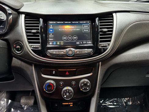 Used 2019 Chevrolet Trax LT w/ LT Convenience Package image 23