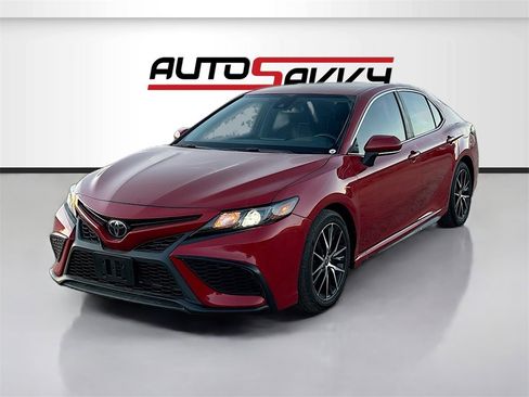 Used 2022 Toyota Camry SE image 3