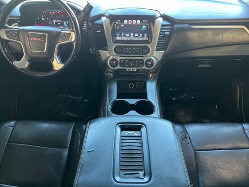 Used 2017 GMC Yukon XL SLT image 3
