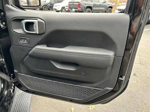 Used 2022 Jeep Wrangler Unlimited Sahara w/ Cold Weather Group AWD/4WD image 34