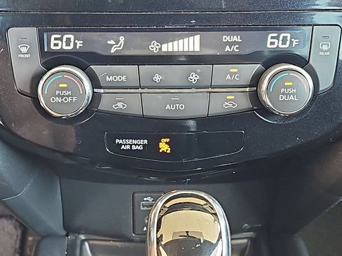 Used 2017 Nissan Rogue SV w/ SV Premium Package AWD/4WD image 26