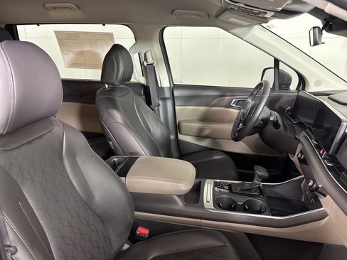 New 2026 Kia Carnival EX FWD image 17