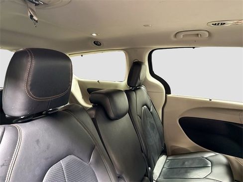 Used 2018 Chrysler Pacifica Touring-L image 27