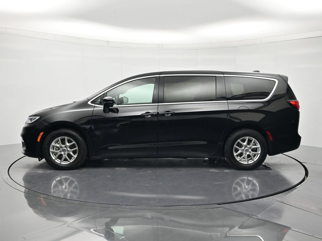 Used 2025 Chrysler Pacifica Select FWD image 8