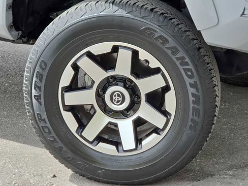 Used 2020 Toyota Tacoma TRD Sport w/ Technology Package image 12