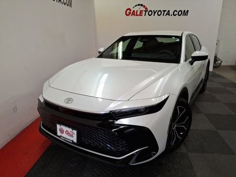 Used 2023 Toyota Crown XLE image 2