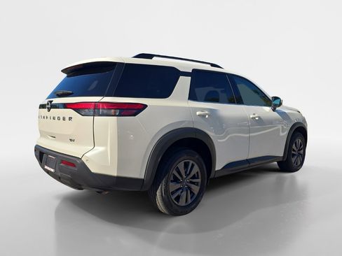Used 2024 Nissan Pathfinder SV image 5