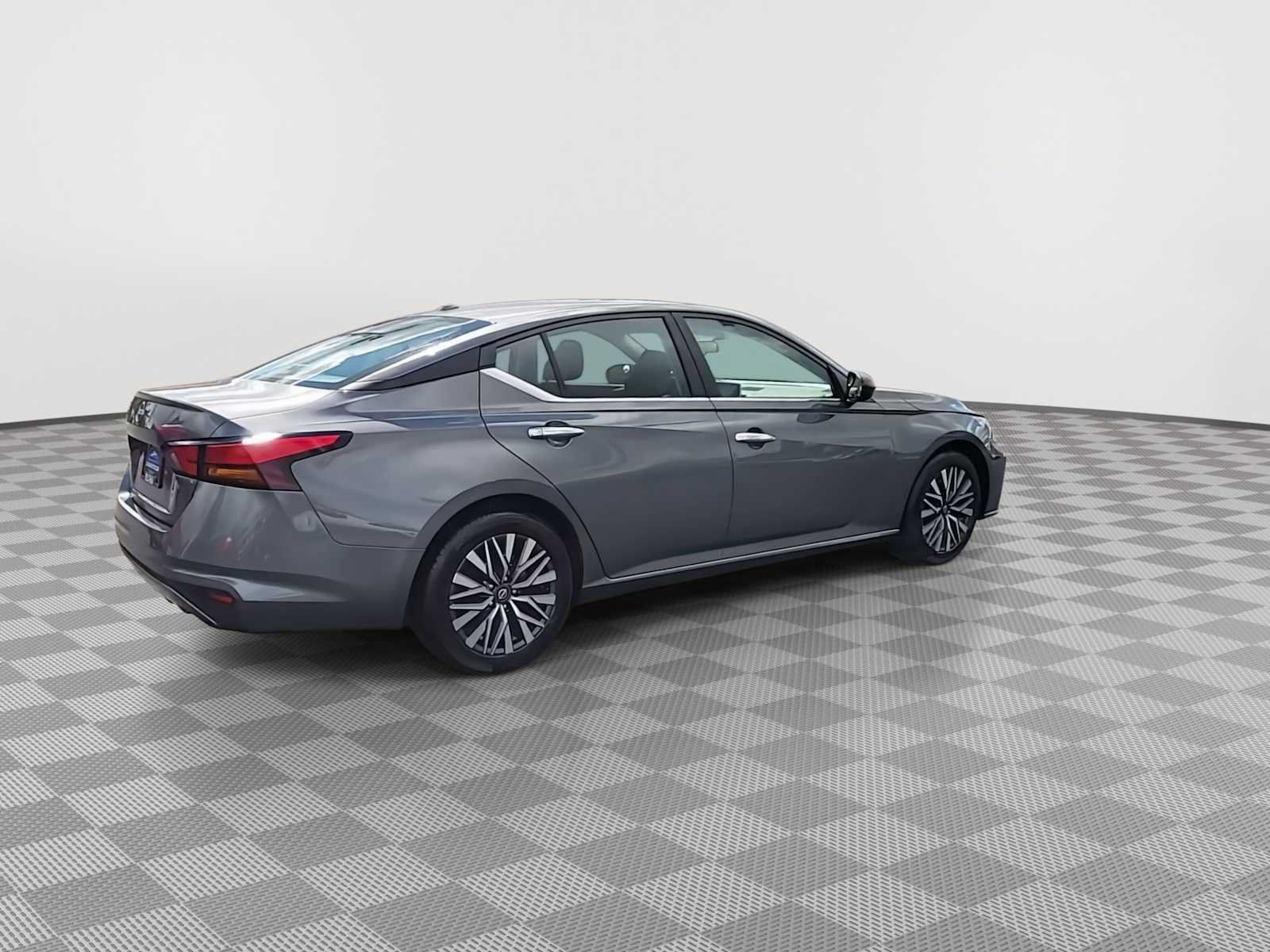 Used 2025 Nissan Altima 2.5 SV FWD image 8