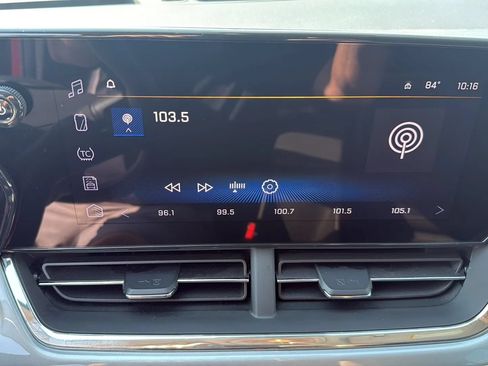 Used 2025 Chevrolet Trax LT w/ LT Convenience Package FWD image 16