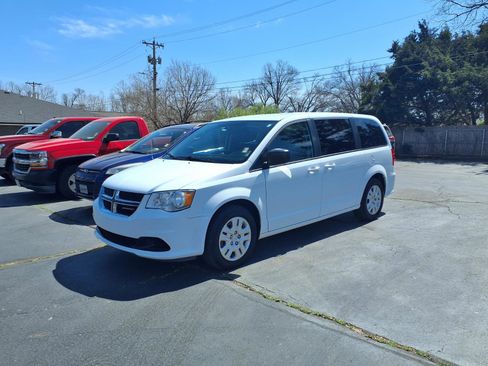 Used 2018 Dodge Grand Caravan SE image 1