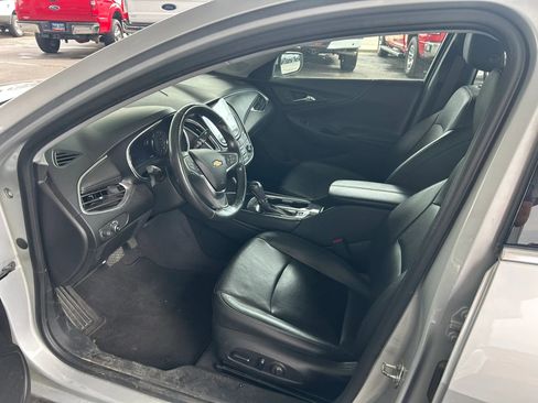 Used 2019 Chevrolet Malibu Hybrid w/ Leather Package image 16