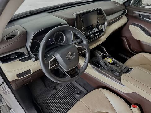 Used 2022 Toyota Highlander Limited AWD/4WD image 2