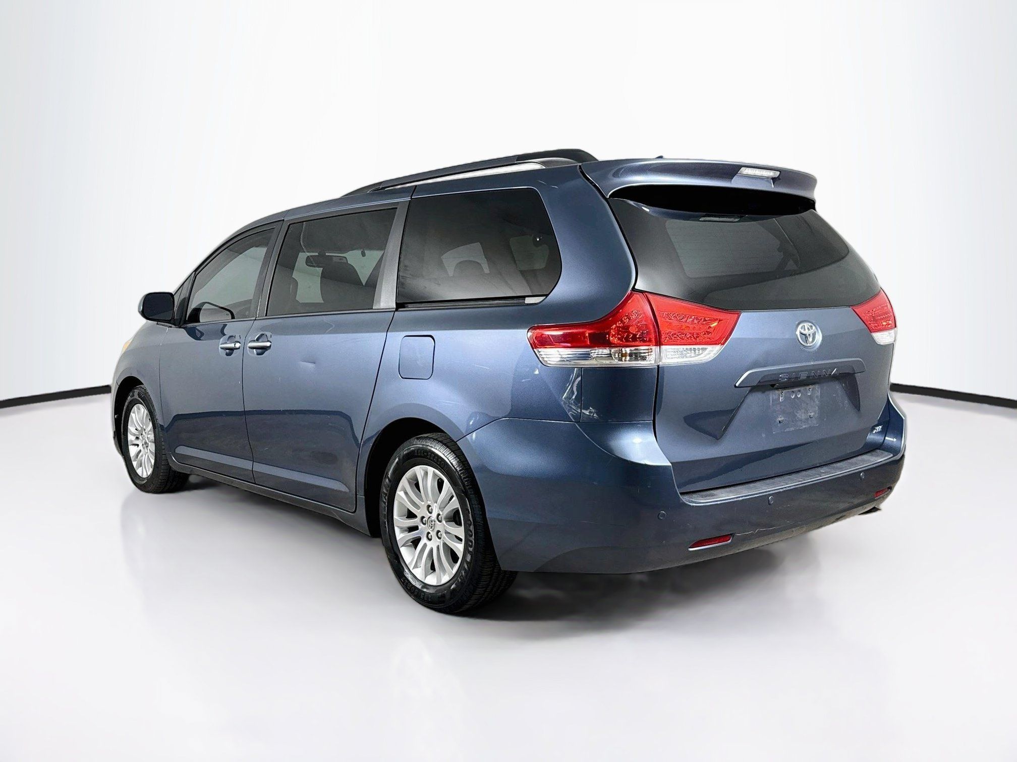 Used 2014 Toyota Sienna XLE w/ XLE Premium Package FWD image 33