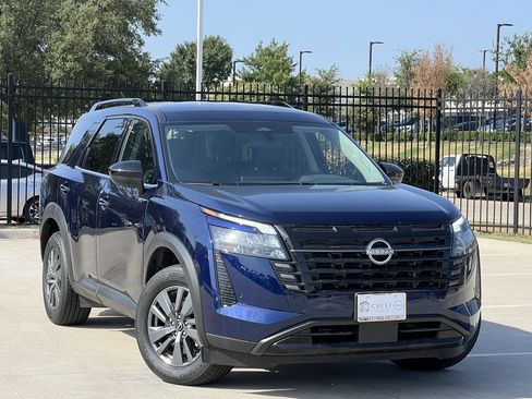 Used 2026 Nissan Pathfinder SV FWD image 2