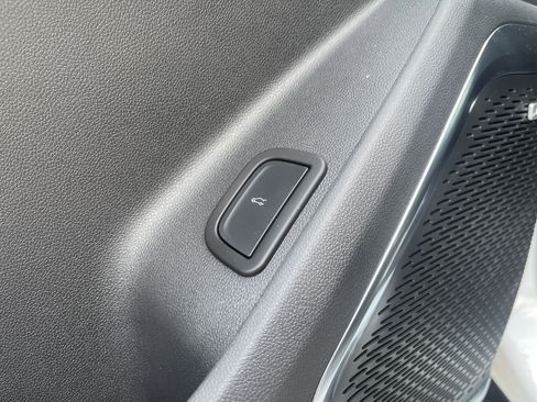 Used 2024 Chevrolet Traverse RS image 16