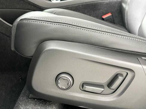 Used 2025 Volvo XC40 B5 Ultra w/ Climate Package image 17