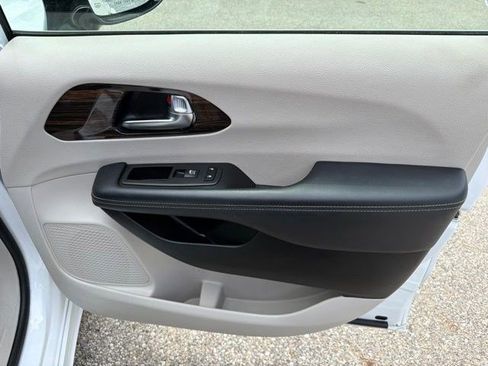 Used 2023 Chrysler Pacifica Limited FWD image 19