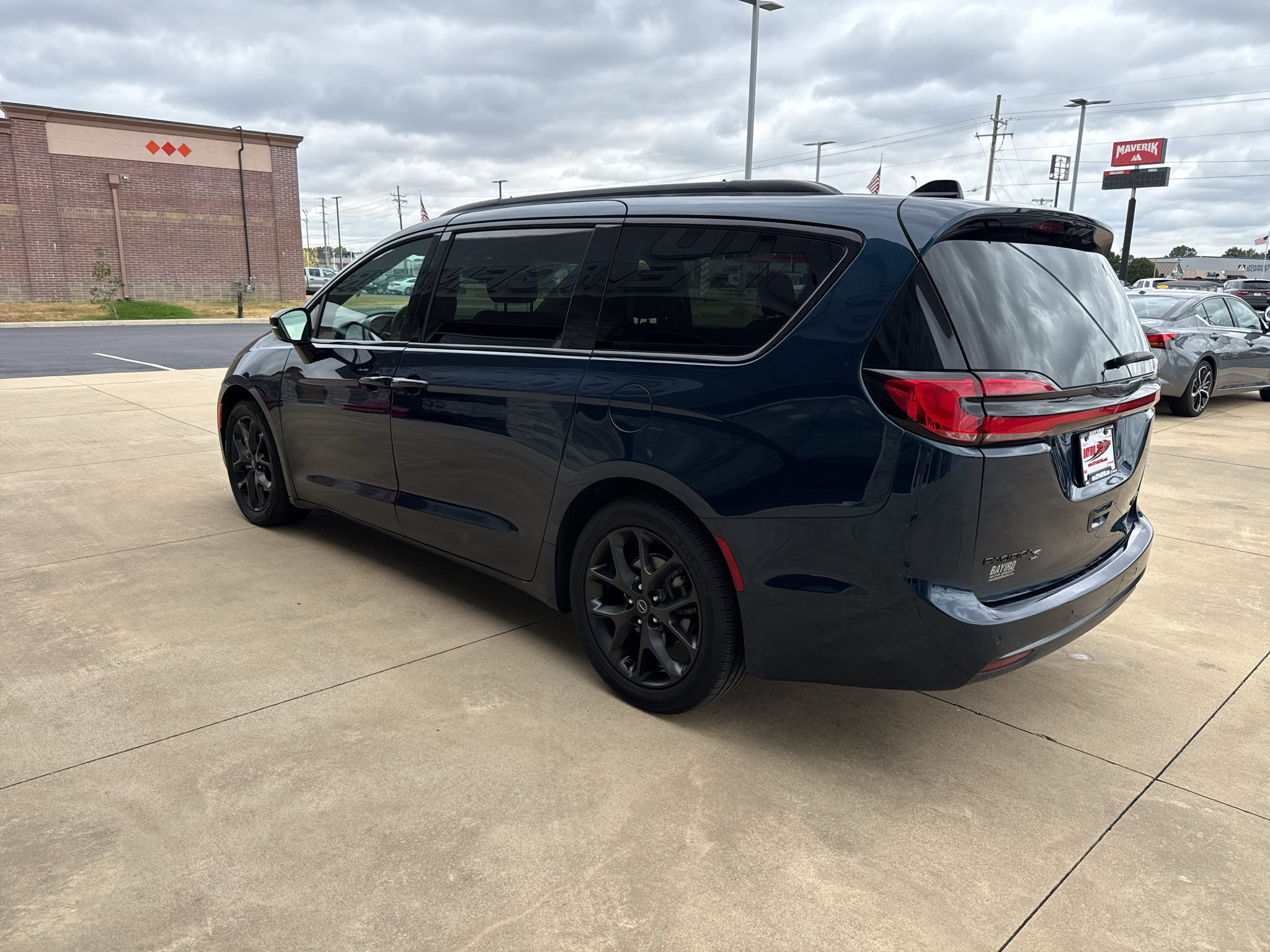 Used 2025 Chrysler Pacifica Limited FWD image 5
