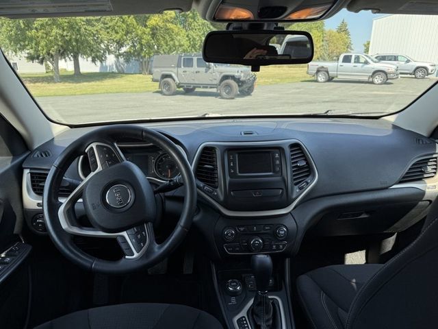 Used 2016 Jeep Cherokee Latitude AWD/4WD image 19