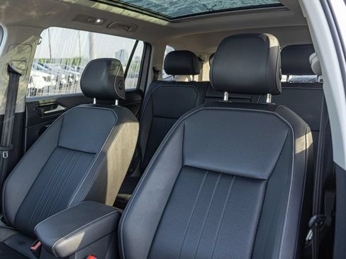 Used 2023 Volkswagen Tiguan SE w/ Panoramic Sunroof Package FWD image 13