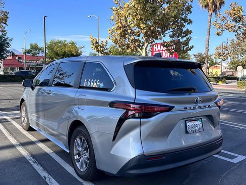 Used 2021 Toyota Sienna LE FWD image 1