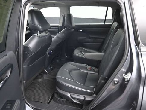 Used 2020 Toyota Highlander XLE AWD/4WD image 10