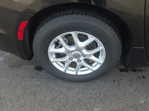 Used 2023 Chrysler Pacifica Touring-L image 5