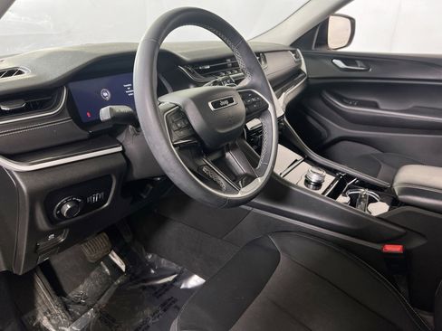 Used 2023 Jeep Grand Cherokee L Laredo image 9