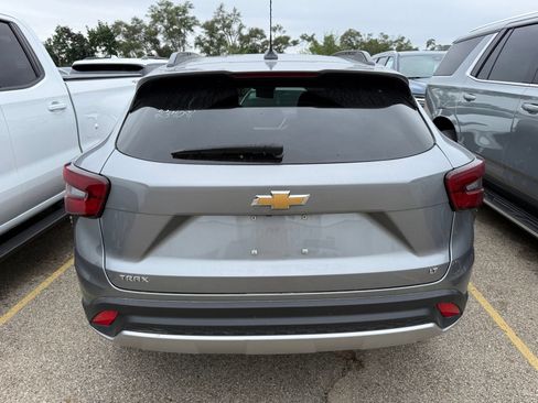 Used 2025 Chevrolet Trax LT FWD image 3