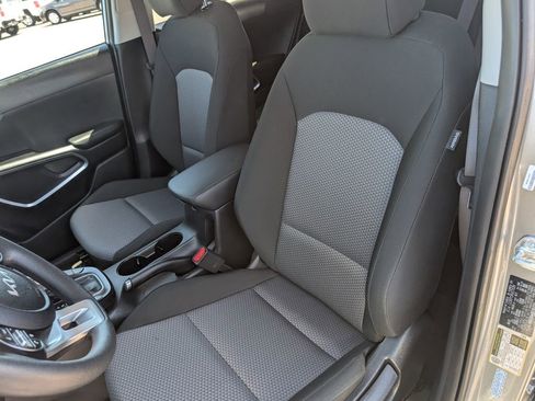 Used 2025 Kia Soul LX w/ LX Technology Package FWD image 9