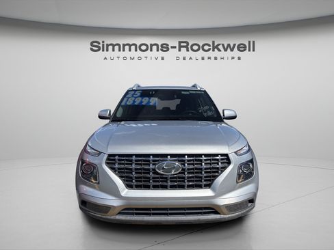 Used 2025 Hyundai Venue SEL FWD image 8