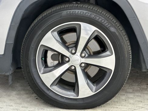 Used 2019 Jeep Cherokee Limited w/ Technology Group image 12