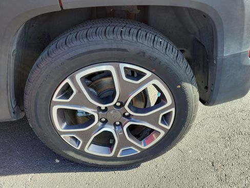 Used 2018 Jeep Renegade Limited w/ UConnect 8.4 Nav Group FWD image 34