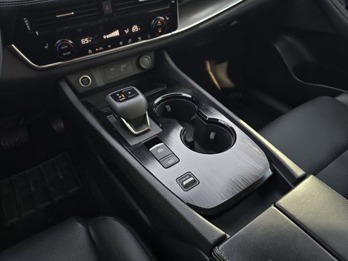 Used 2021 Nissan Rogue SV w/ Premium Package image 16