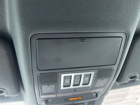 Used 2023 Land Rover Discovery Metropolitan Edition image 38