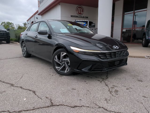 Used 2025 Hyundai Elantra SEL FWD image 3