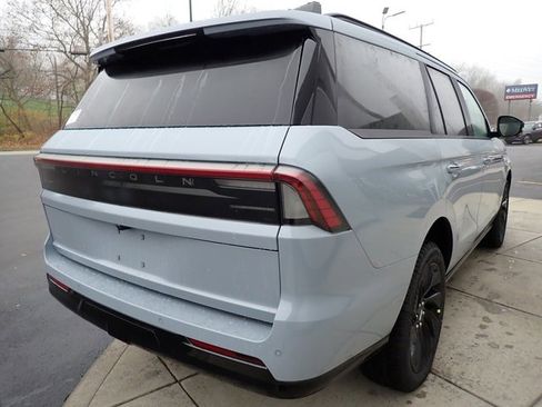 New 2025 Lincoln Navigator Reserve w/ Jet Appearance Package AWD/4WD image 13
