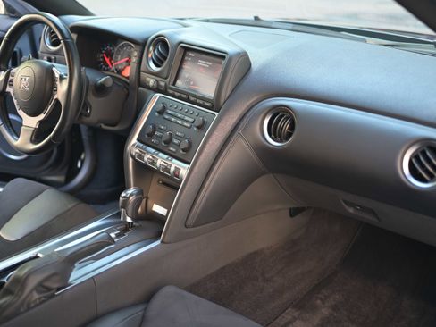Used 2010 Nissan GT-R Premium image 17