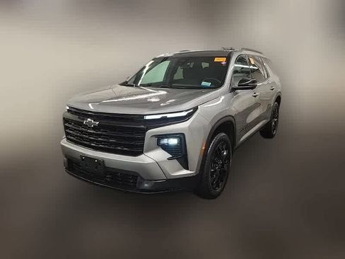 Used 2025 Chevrolet Traverse LT w/ Midnight/Sport Edition image 3