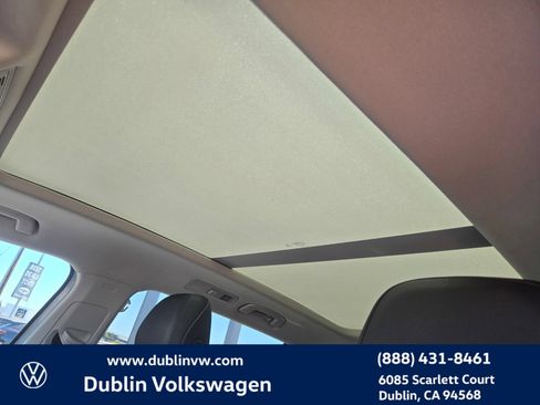Used 2023 Volkswagen Tiguan SE w/ Panoramic Sunroof Package FWD image 17