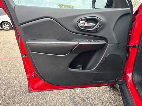 Used 2019 Jeep Cherokee Trailhawk AWD/4WD image 12