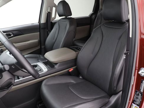 Used 2025 Kia Carnival FWD image 15