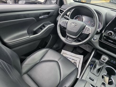 Used 2022 Toyota Highlander XLE image 26