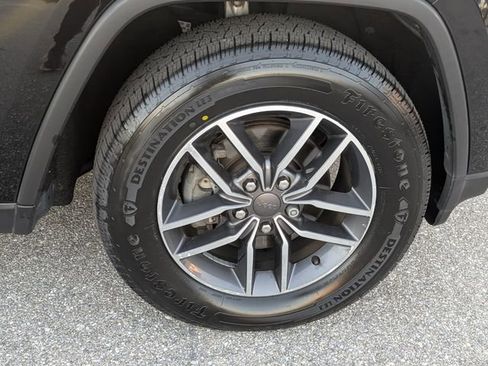 Used 2019 Jeep Grand Cherokee Limited image 18