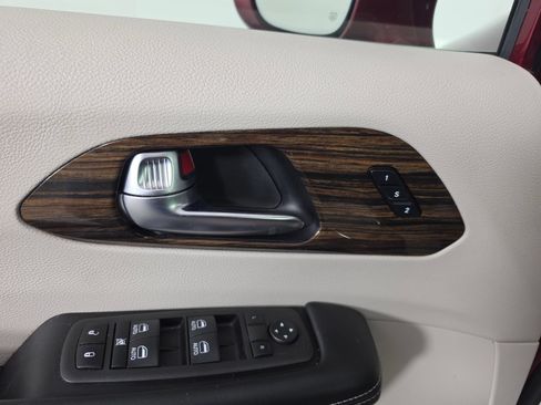 Used 2022 Chrysler Pacifica Limited w/ Uconnect Theater Family Group FWD image 19