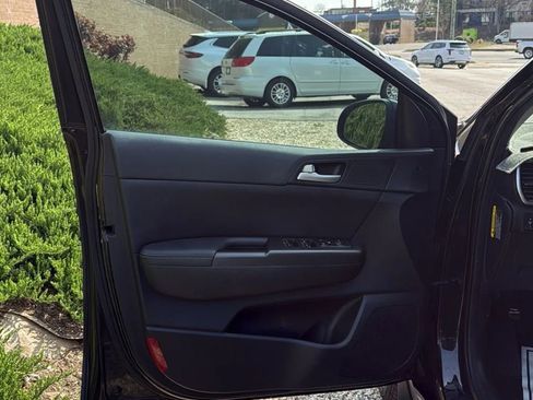 Used 2017 Kia Sportage EX image 11