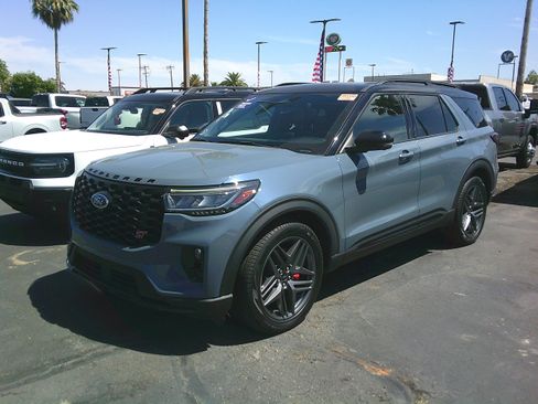 Used 2025 Ford Explorer ST AWD/4WD image 3
