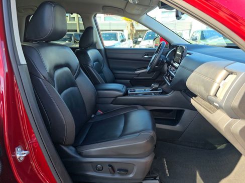 Used 2025 Nissan Pathfinder SL AWD/4WD image 39