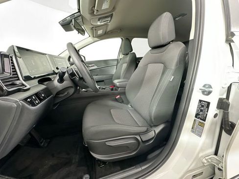 Used 2023 Kia Sportage LX image 17